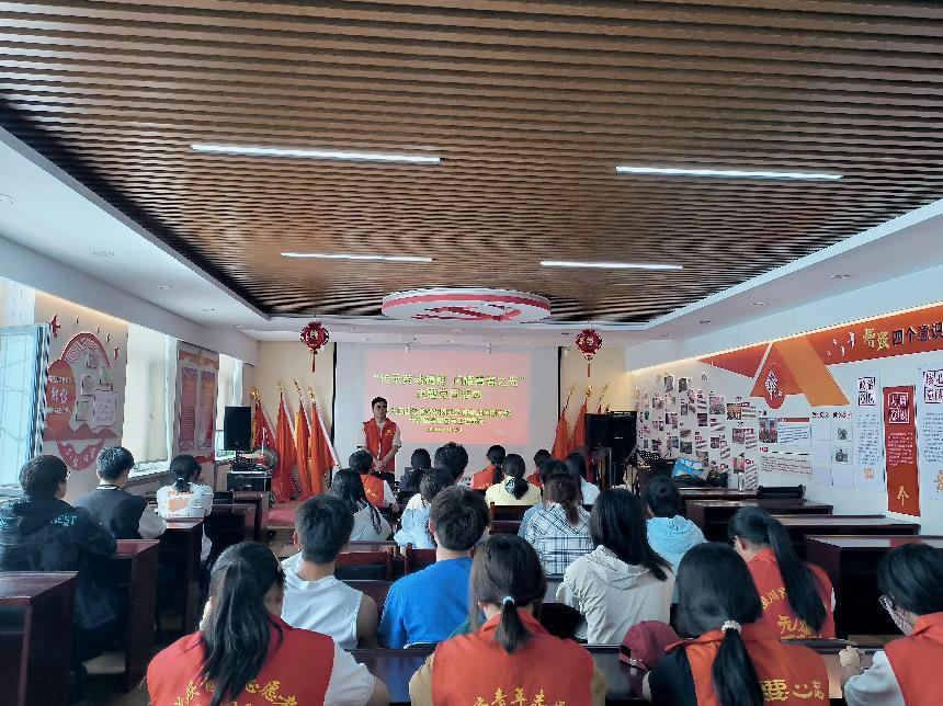 医学信息与工程学院学生党支部赴银川市前进街陶瓷社区开展“传承劳动精神 闪耀青春之光”主题党日活动