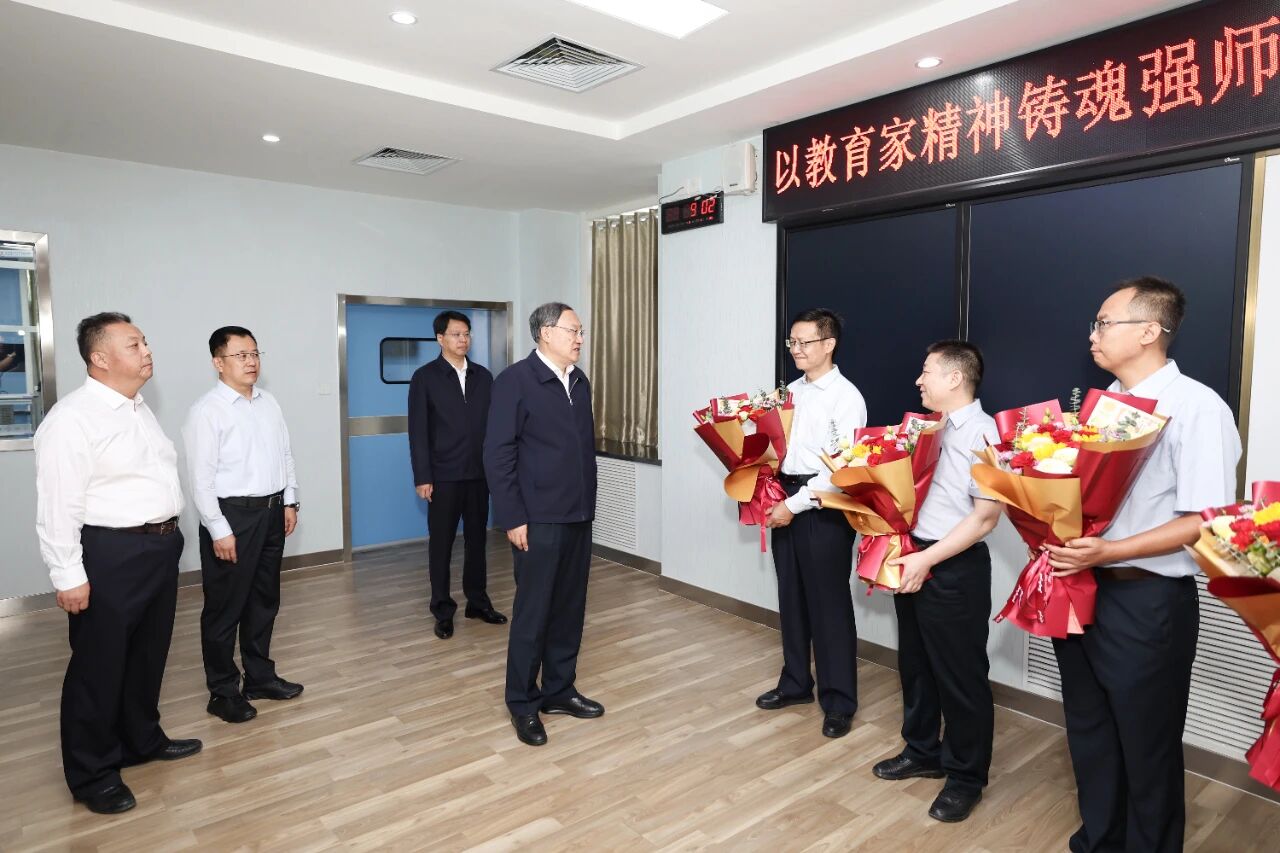 宁夏日报 ： 李邑飞在银川市调研教育工作并看望慰问教师代表 坚守教育初心 提高育人本领 为推进中国式现代化宁夏实践作出更大贡献