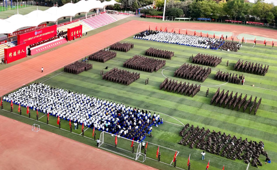 学校举行2025级新生开学典礼暨军事技能训练汇报会